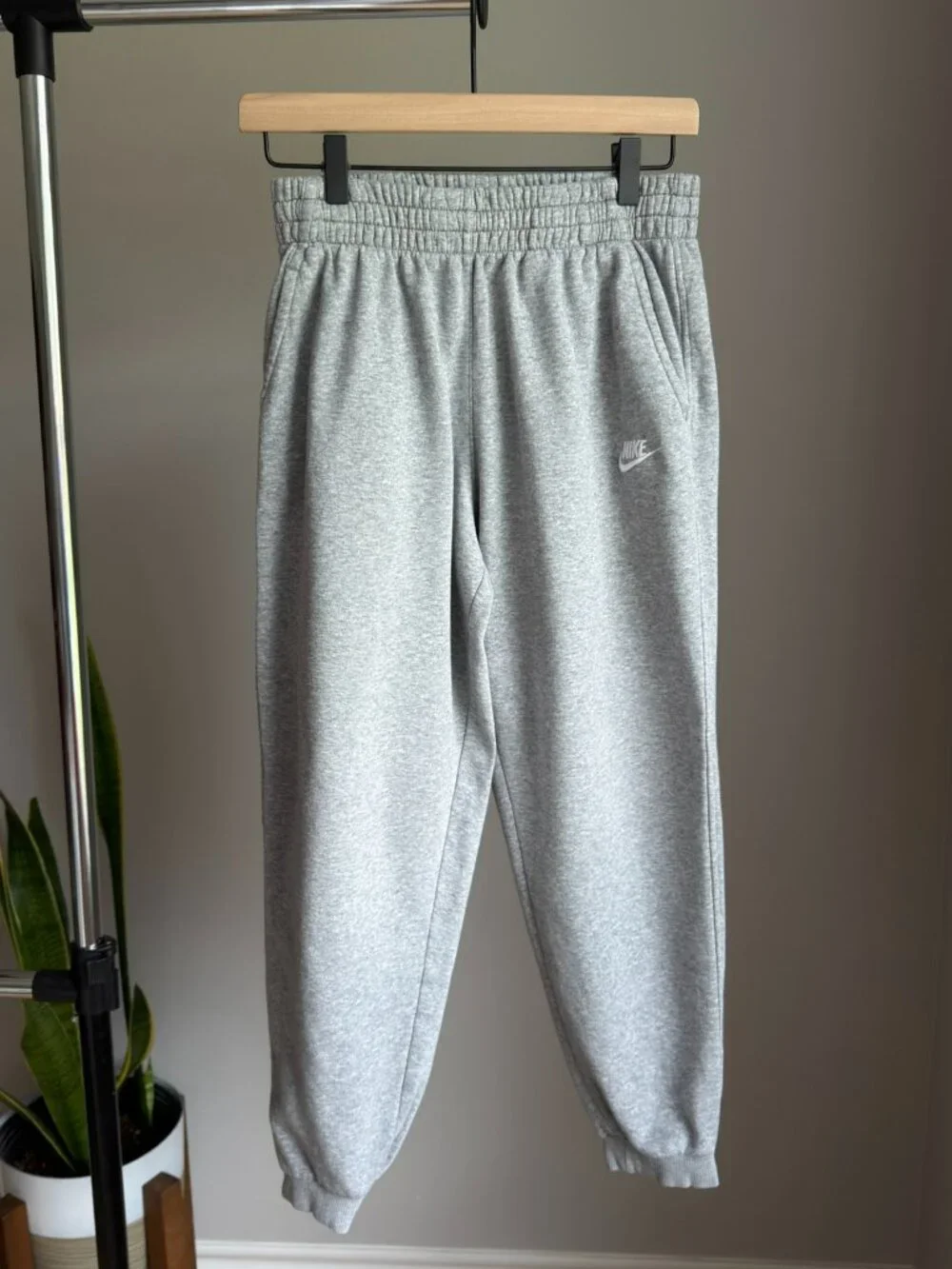 Nike Youth XL Gray Fleece Jogger Sweatpants Embroidered Logo Pockets